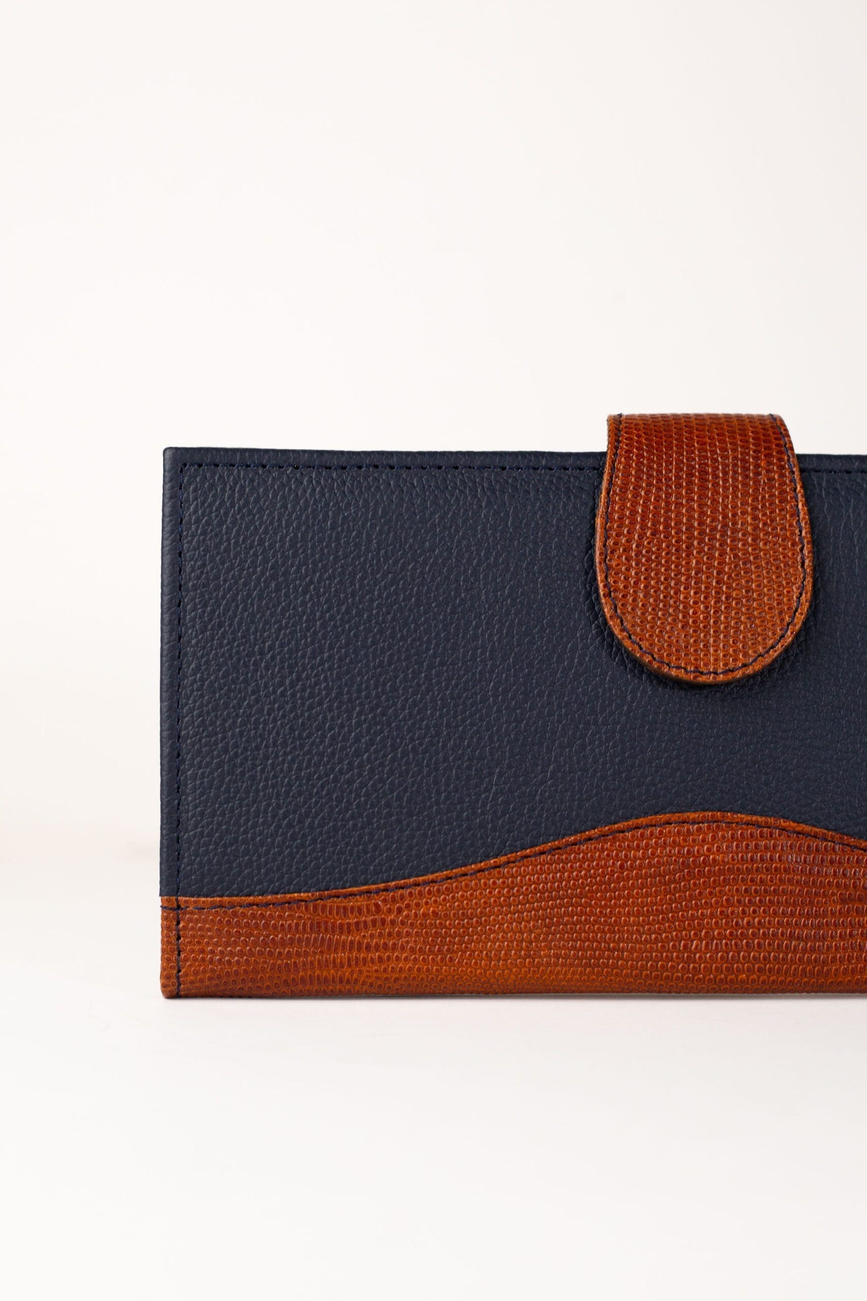 The Diplomat Travel Wallet - Image 5